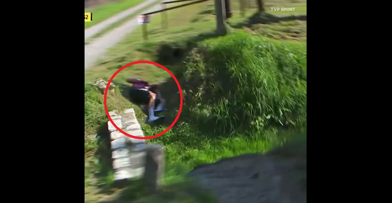 Koszmarny wypadek na trasie Tour de Pologne. Kolarz zabrany do szpitala [WIDEO]