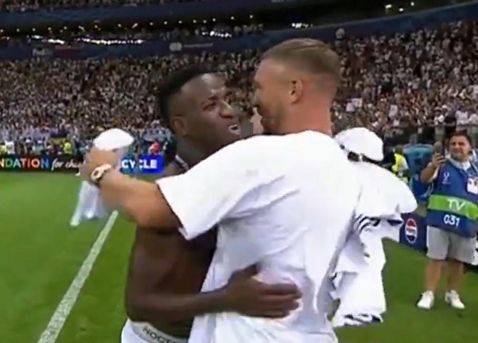 Podolski wpadł w objęcia Viniciusa. Sceny na Narodowym [WIDEO] 