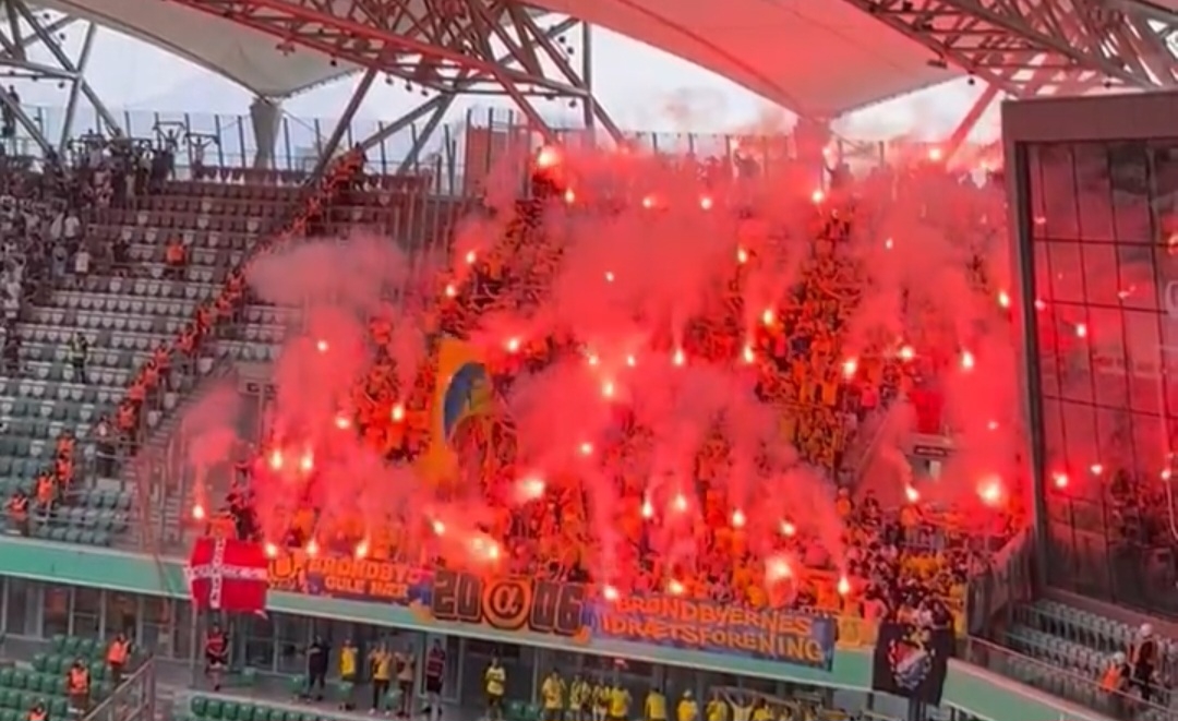 Ogień na stadionie Legii. "Kibice Brondby poddymili" [WIDEO]