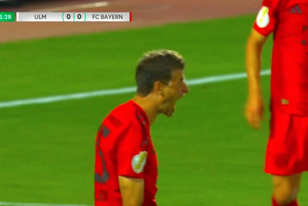Spacerek Bayernu w Pucharze Niemiec. Mueller z dwoma golami [WIDEO]