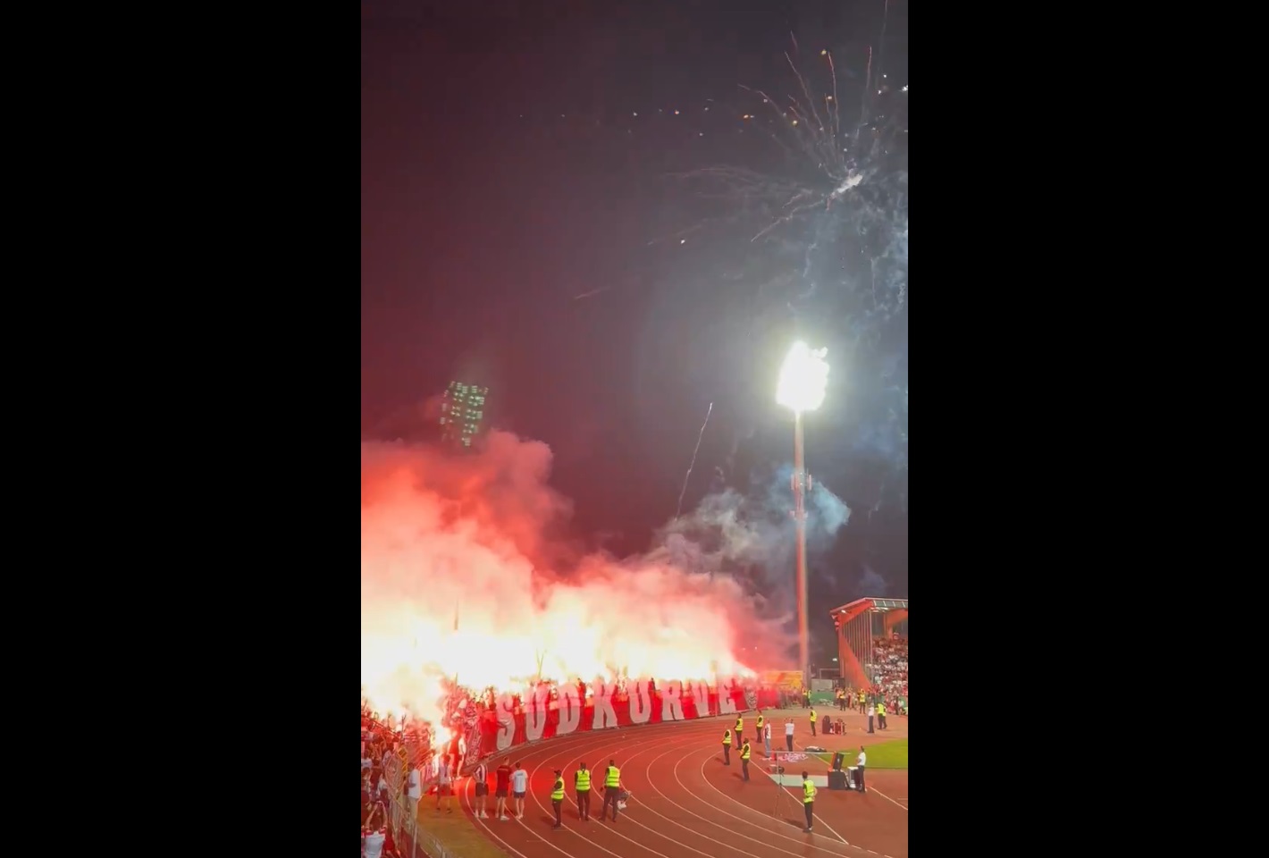 Show kibiców Bayernu. Sędzia aż przerwał mecz [WIDEO]