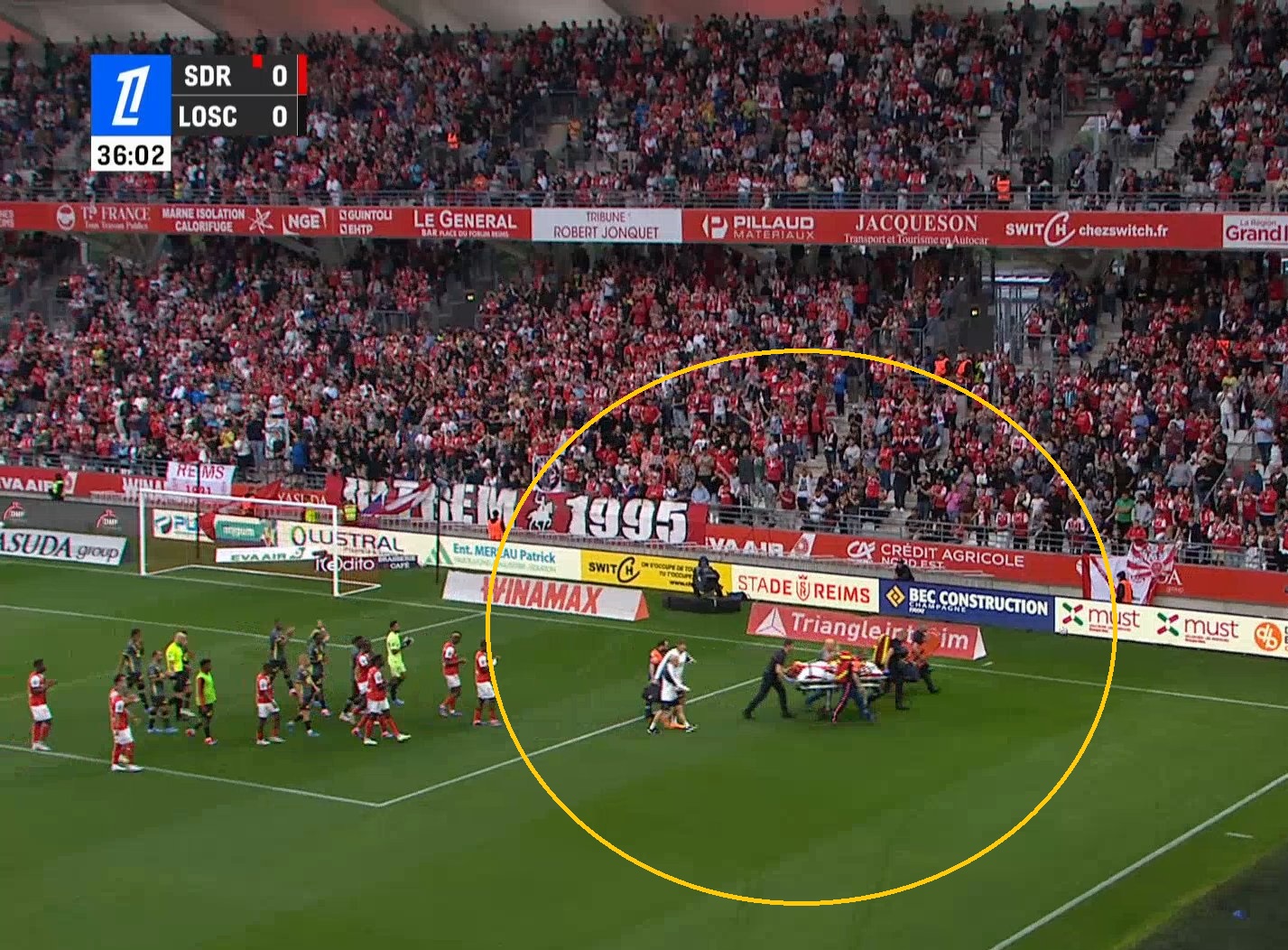 Chwile grozy w Ligue 1. Mecz przerwano, piłkarz padł nieprzytomny [WIDEO]