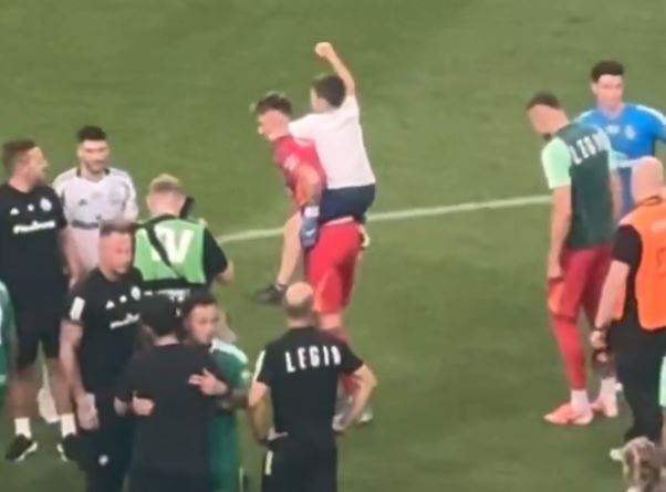 Niezwykłe obrazki po meczu Legii. "Kacper Tobiasz, chapeau bas" [WIDEO]