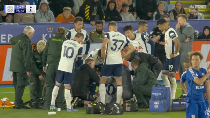 Koszmarne sceny w Premier League! Piłkarz na noszach [WIDEO]