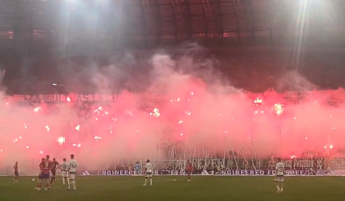 Stadion Lechii zapłonął. Mecz przerwany na 10 minut [WIDEO]