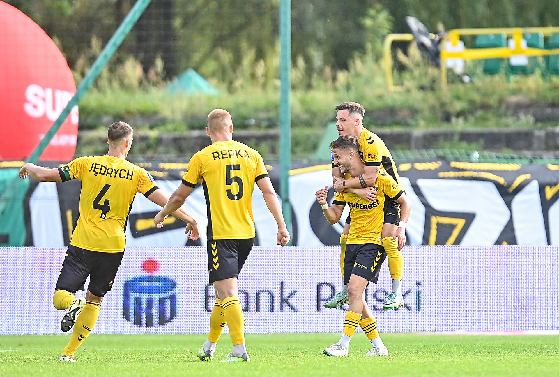 GKS Katowice - Lechia Gdańsk gdzie oglądać? Transmisja na żywo w TV i stream online (30.11.2024)