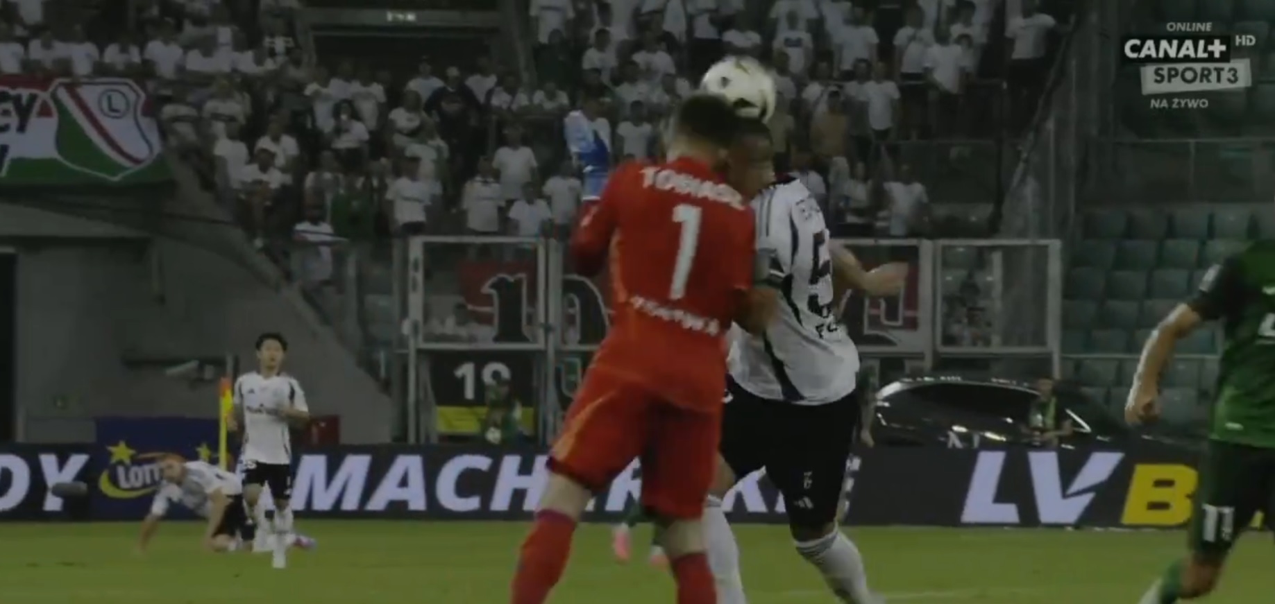 Koszmarne zderzenie w meczu Legii! Jędrzejczyk i Tobiasz wylądowali w szpitalu! [WIDEO]
