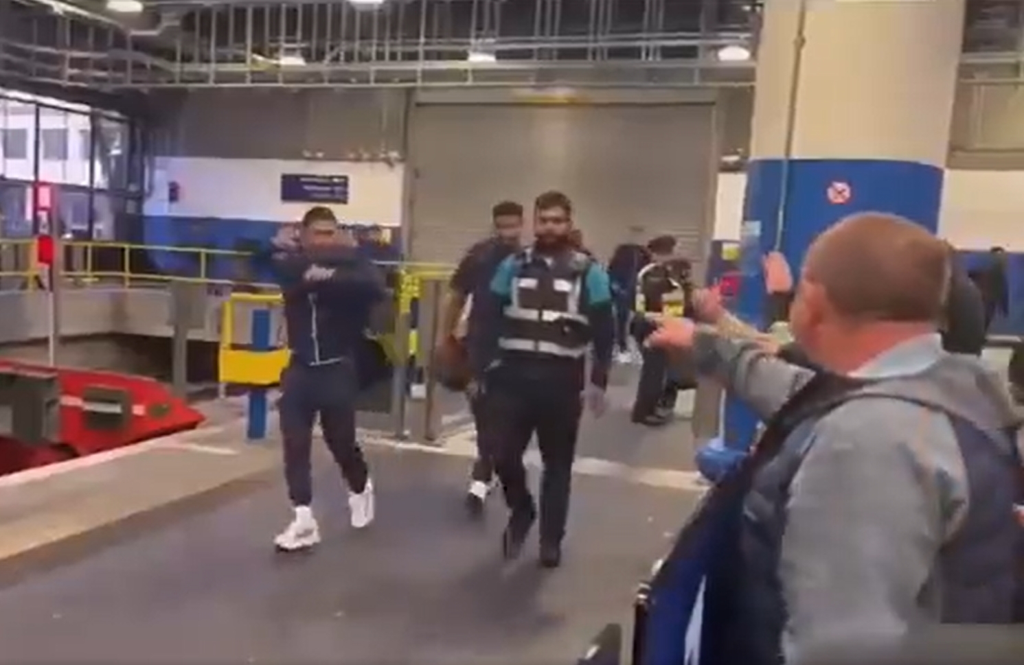 Kibice uderzyli w piłkarzy angielskiego klubu. Mocna reakcja jednego z graczy