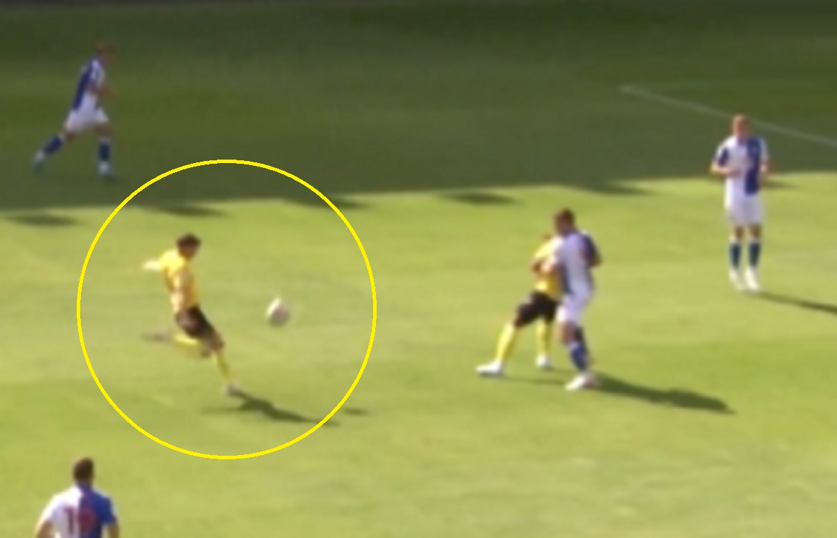 Piękno w prostocie. Gol-marzenie na zapleczu Premier League [WIDEO]
