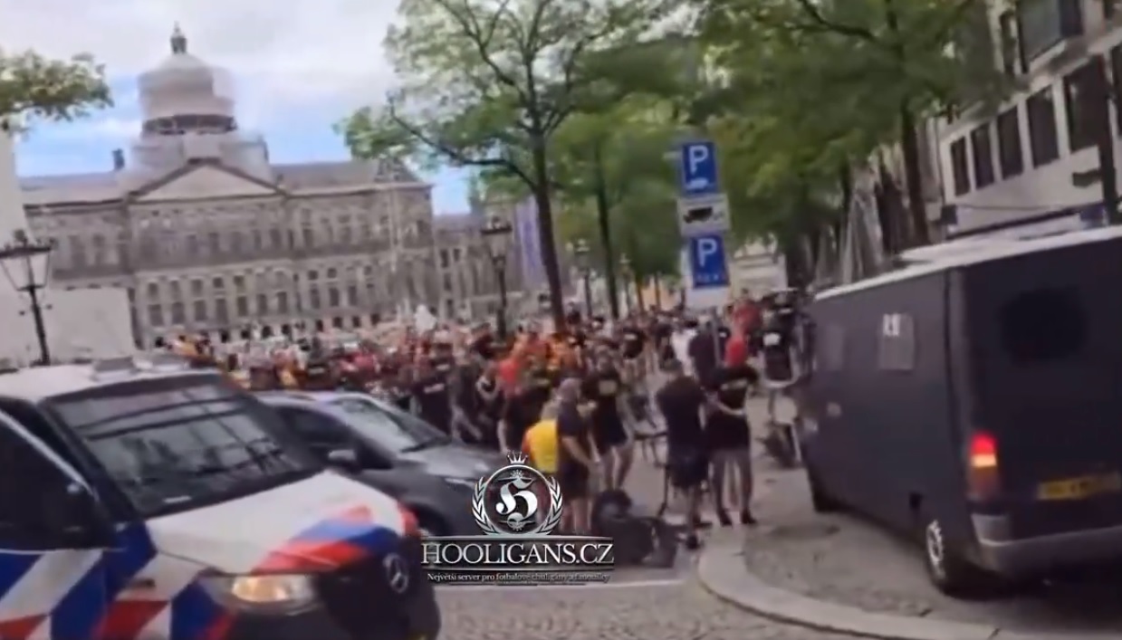Kibole Jagiellonii kontra policja! Burdy przed meczem w Amsterdamie [WIDEO]