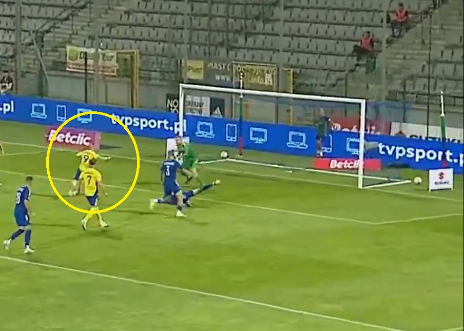 Kosmiczne pudło piłkarza Arki! A potem szalona końcówka meczu [WIDEO]