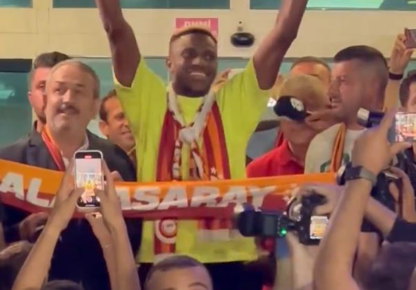 Osimhen już w nowym klubie! Sensacyjna transakcja, Napoli ustąpiło [WIDEO]