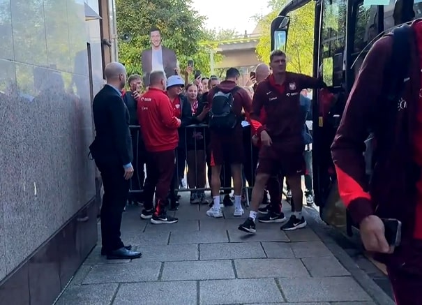 Lewandowski spotkał "Lewego". Działo się pod hotelem kadry [WIDEO]