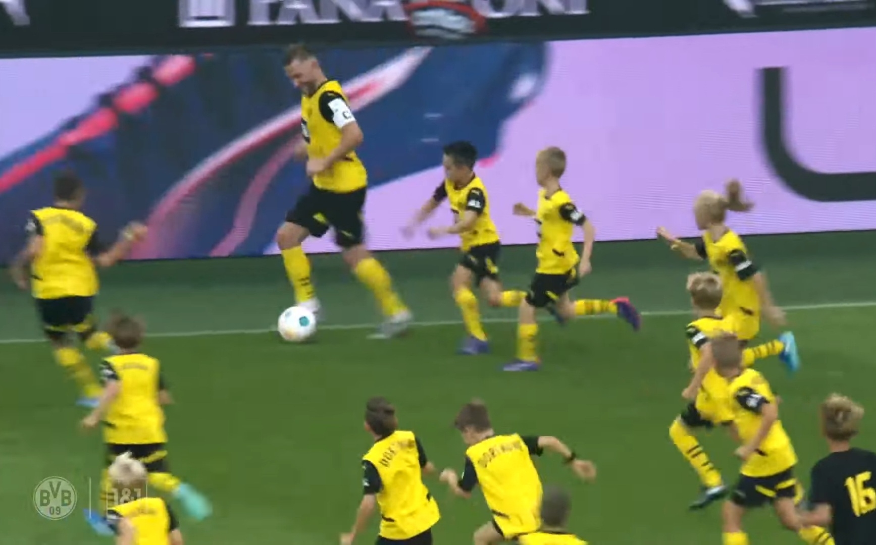Piszczek i Błaszczykowski przeciwko setce dzieci. Czegoś takiego jeszcze nie było [WIDEO]