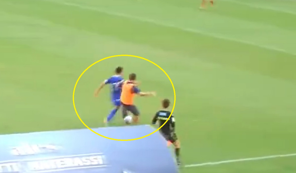 Kuriozum podczas meczu. Trener wtargnął na boisko i przerwał akcję rywali [WIDEO]