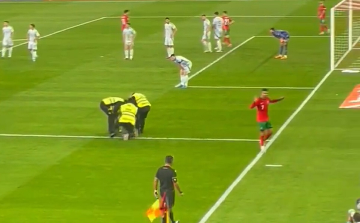 Wtargnął na boisko i podbiegł do Ronaldo. Przerwał mecz w ważnym momencie [WIDEO]