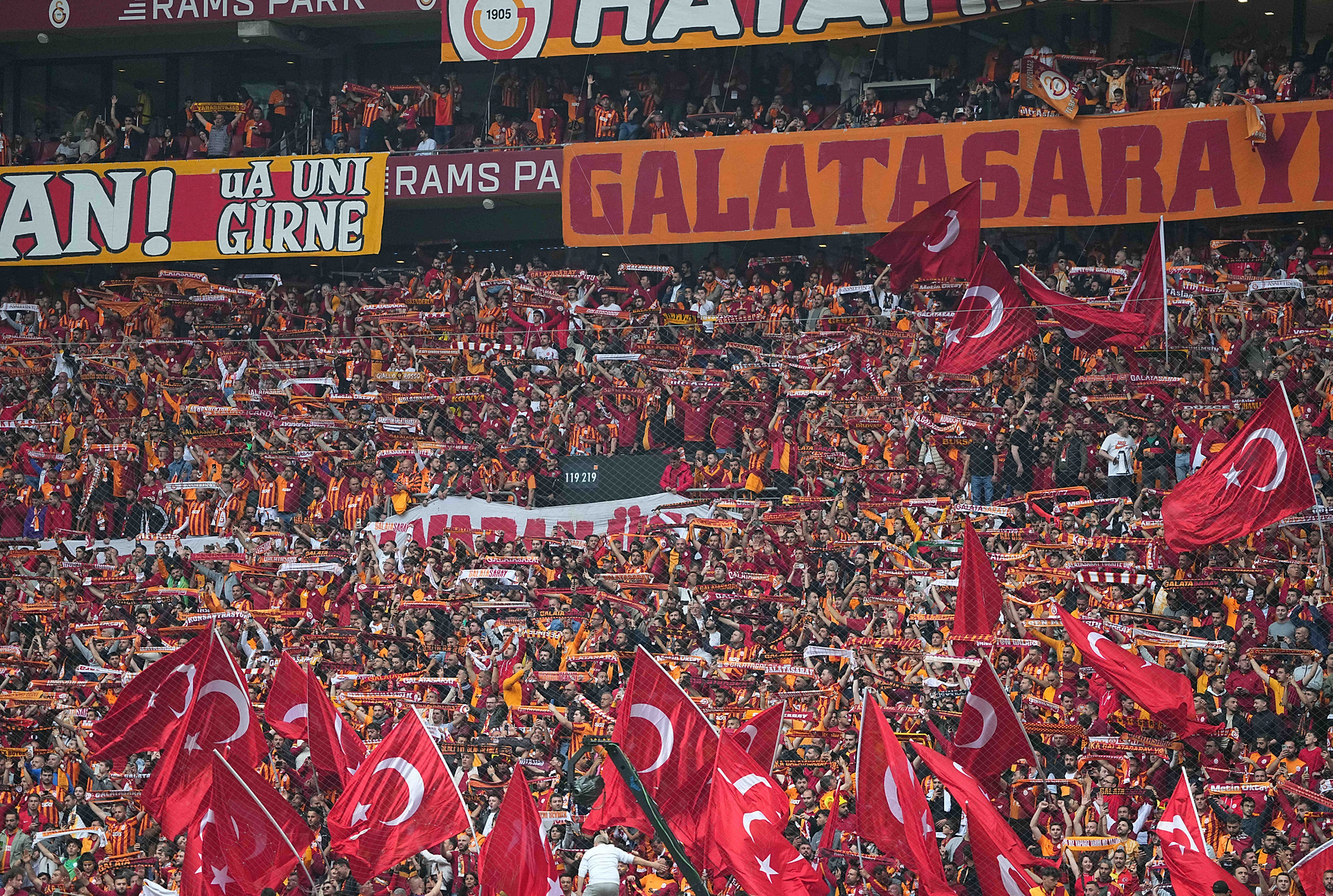 Galatasaray ruszyło po kolejnego piłkarza. Jest oficjalna oferta