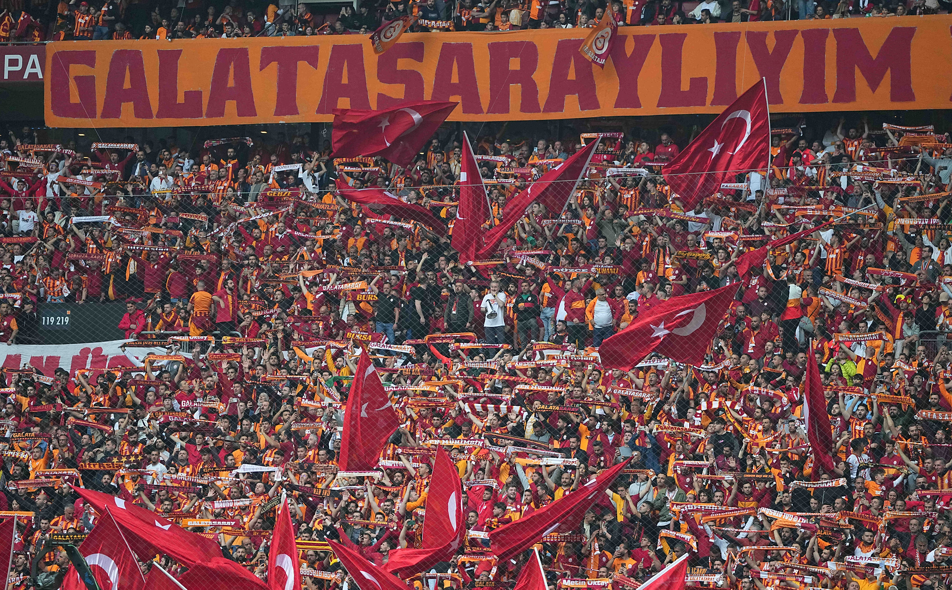 Cyrk w Galatasaray! Dyrektor sportowy odszedł w ostatnim dniu okienka