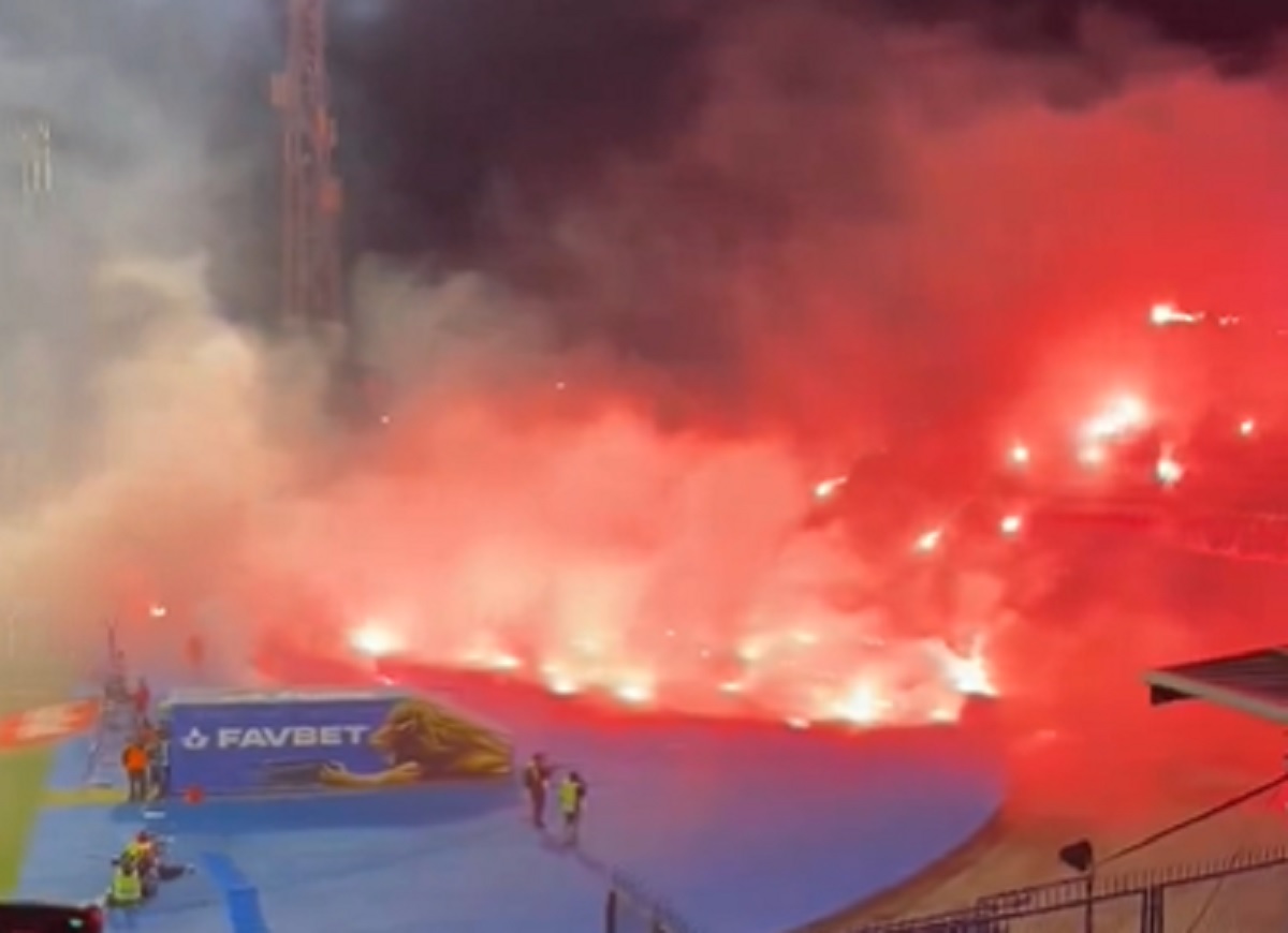 Szokujące sceny podczas ligowego hitu. Murawa zaszła dymem [WIDEO]