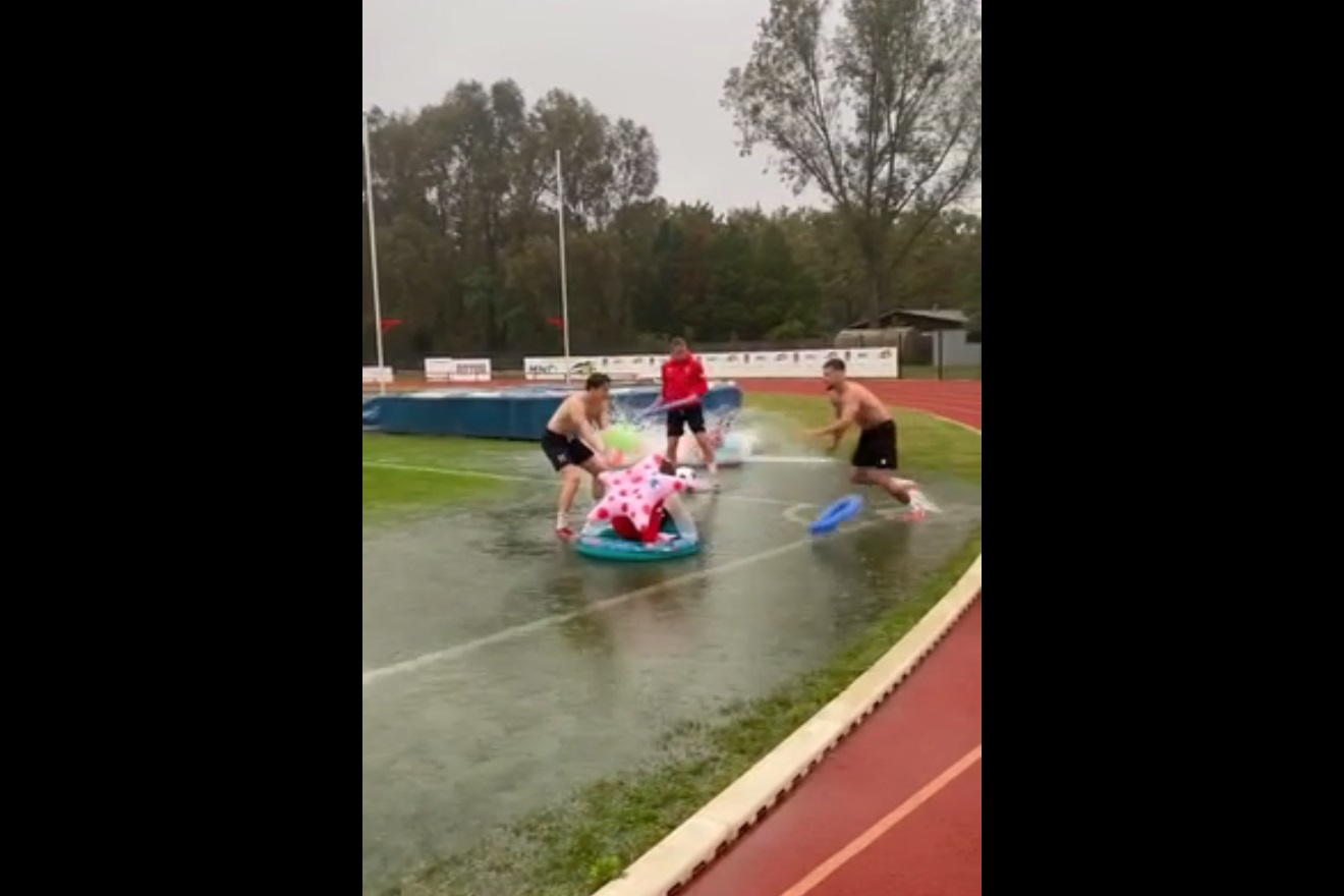 Deszcz im niestraszny. Oto "trening" czeskich piłkarzy [WIDEO]