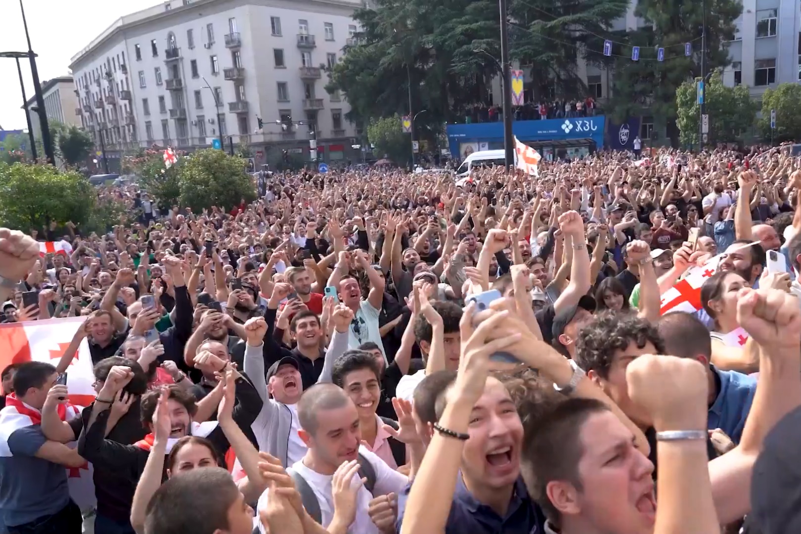 Euforia jak na EURO. Tysiące kibiców wyszły na ulice [WIDEO]
