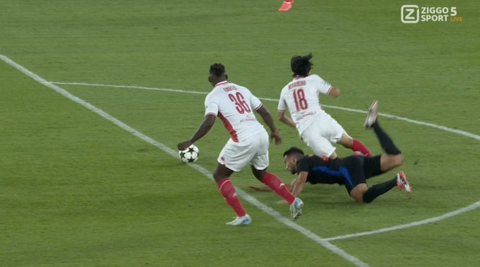 Co to było?! Piłkarz Barcelony wyleciał z boiska już na początku meczu [WIDEO]