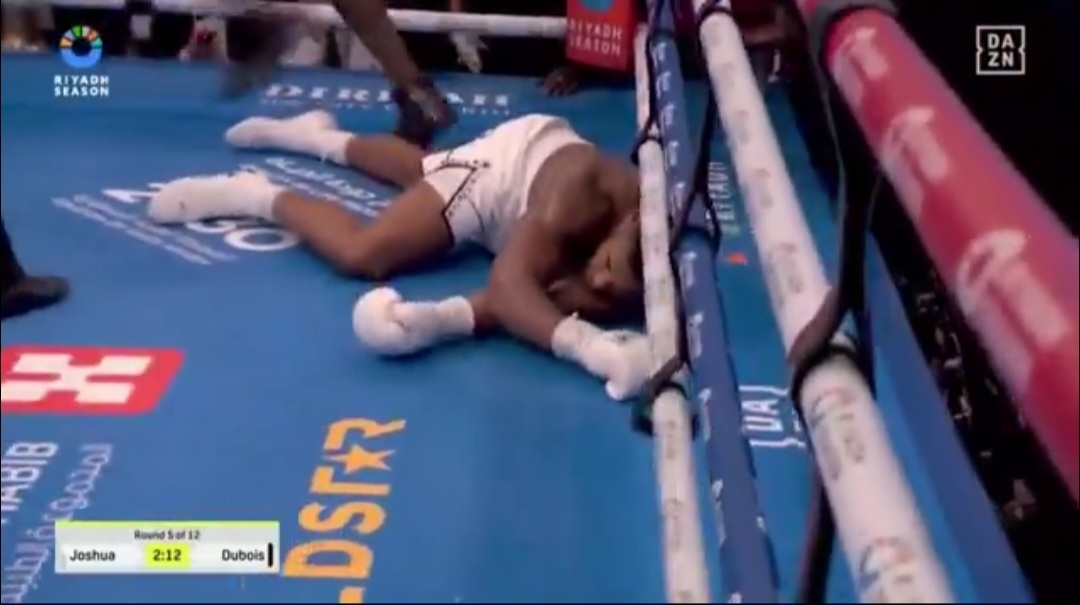 Joshua ciężko znokautowany! Miazga w walce o pas [WIDEO]