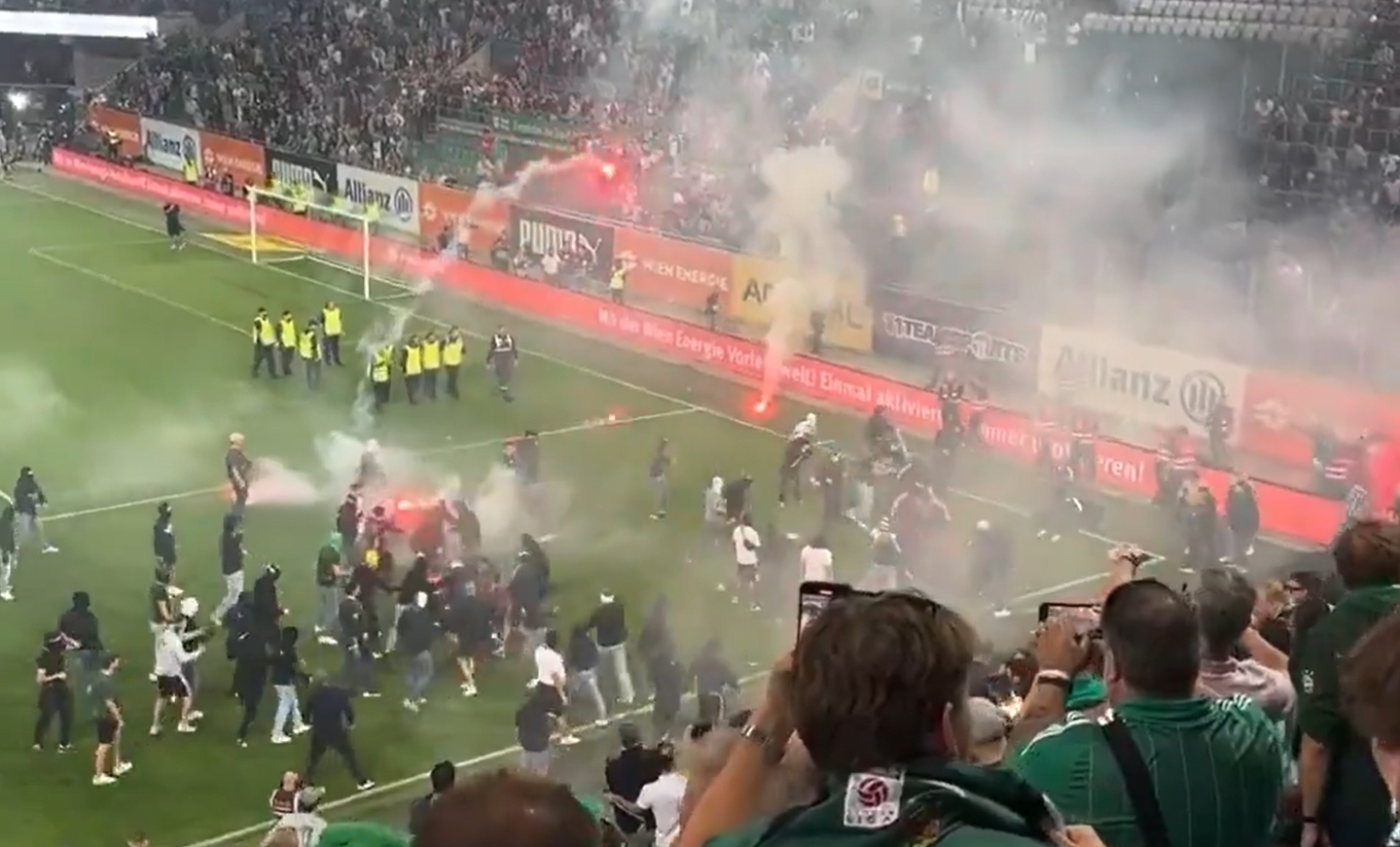 Skandal! Kibice przerwali wielkie derby. Policja w akcji [WIDEO] 