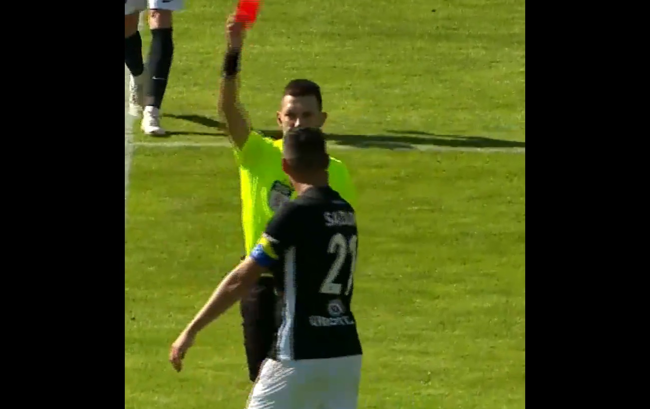 Polak zaczął oklaskiwać arbitra. Wyleciał z boiska [WIDEO]