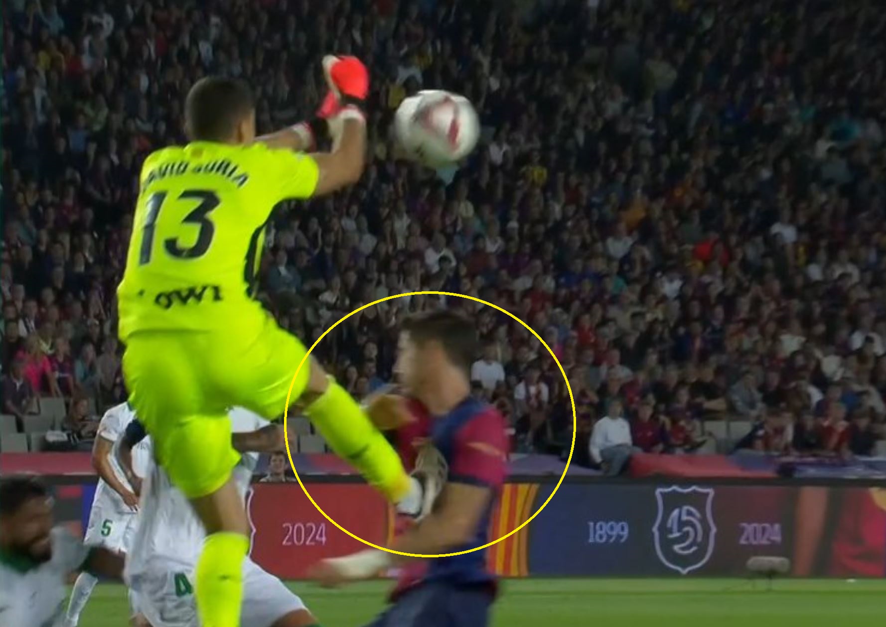 Lewandowski dostał kopa! Panie sędzio, gdzie ten karny?