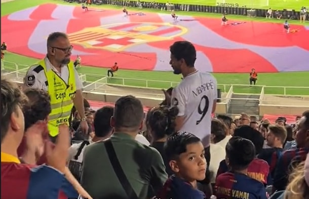Przyszedł w koszulce Realu na mecz Barcelony. Nie mogło być inaczej [WIDEO]