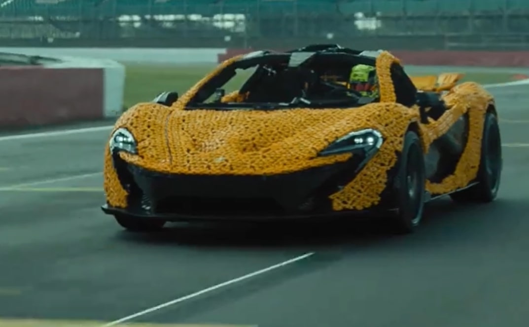 Zrobili auto z klocków Lego. Kierowca F1 wsiadł i odjechał [WIDEO]