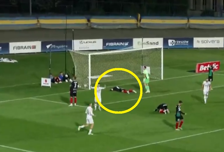 Nic, tylko się załamać. Kuriozalny samobój w 1 Lidze [WIDEO]