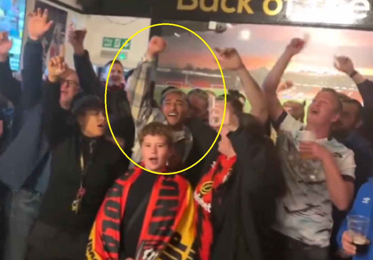 Piłkarz Premier League wylądował w pubie. Zaskoczył kibiców [WIDEO]
