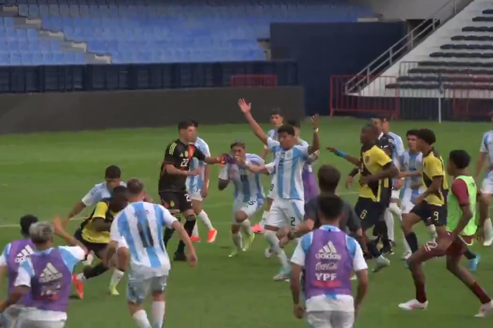 Dzieci skoczyły sobie do gardeł. Skandaliczne sceny [WIDEO]