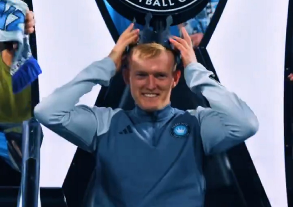 Wielki mecz Świderskiego w MLS! W nagrodę dostał koronę i zasiadł na tronie [WIDEO]