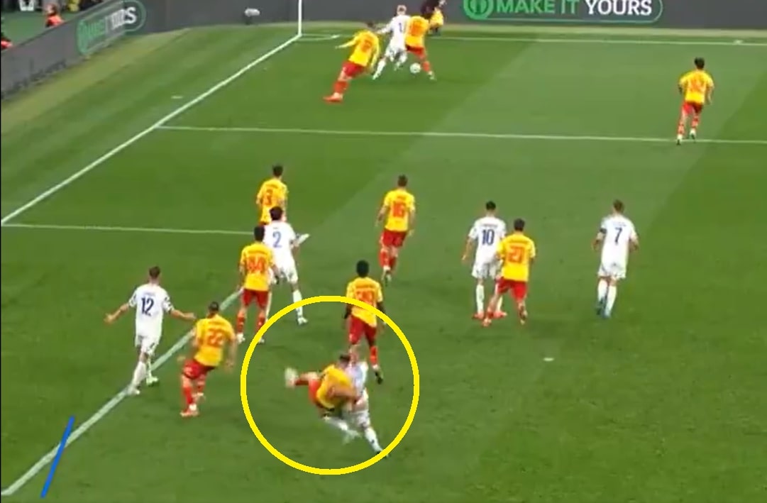 Futbol czy już MMA? Kapitan Jagiellonii aż padł na ziemię [WIDEO]