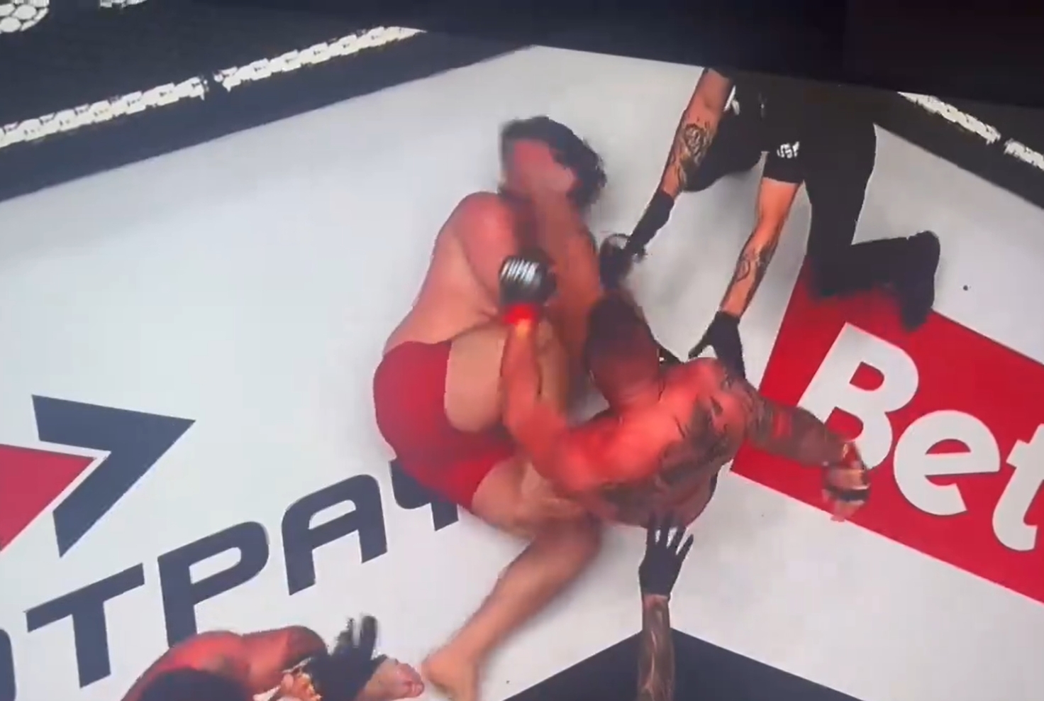 Brutalny atak Załęckiego! Dyskwalifikacja na Fame MMA [WIDEO]