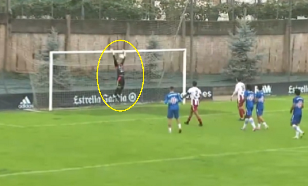 Piłkarskie jaja. Kiks za kiksem, a bramkarz pomylił sporty [WIDEO]