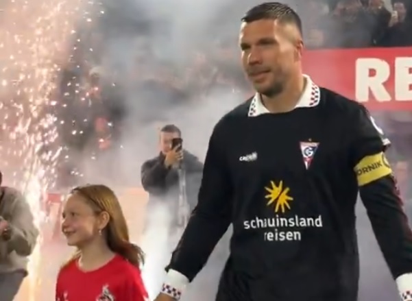 Podolski huknął! Sceny w pożegnalnym meczu legendy [WIDEO]