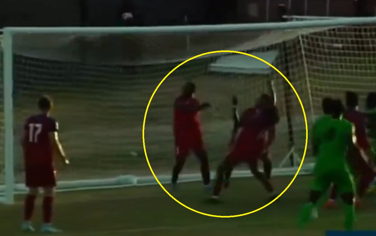 Najbardziej absurdalny samobój roku? I to w ostatniej akcji meczu [WIDEO]