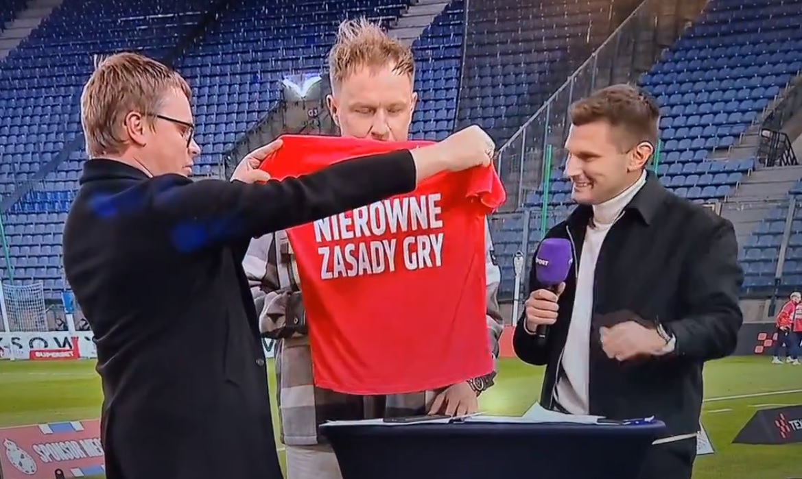 Wisła Kraków protestuje. Królewski pokazał hasło w studiu telewizyjnym [WIDEO]