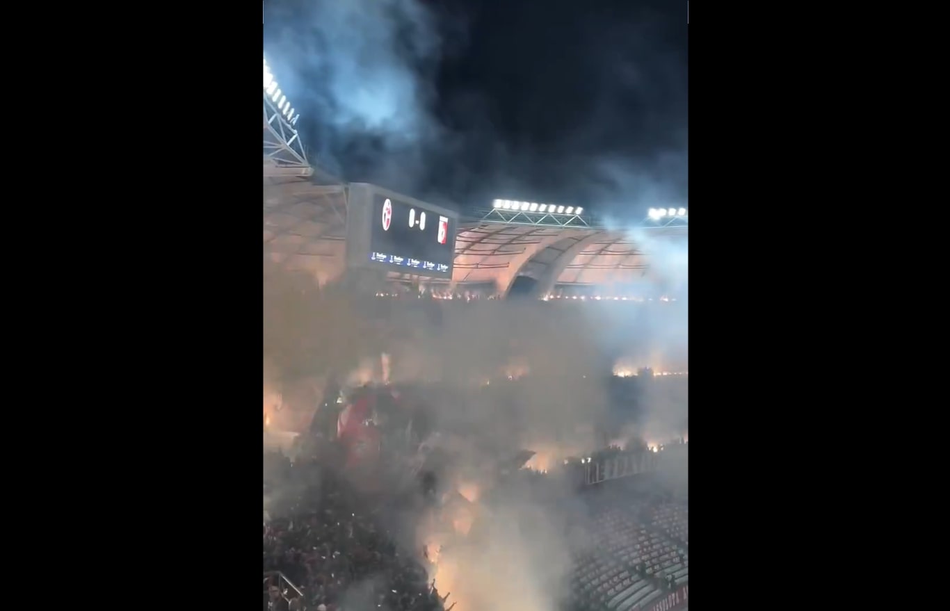Kibice słynnego klubu dali show. Trybuny zapłonęły [WIDEO]