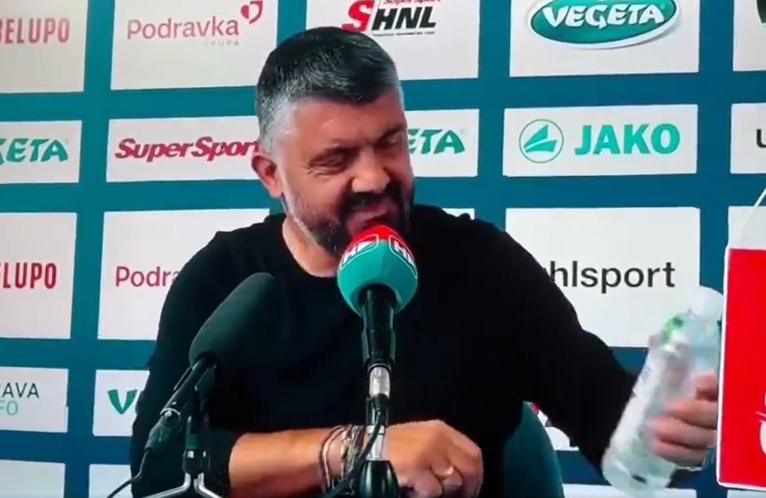 Gattuso napił się wody kokosowej. Rozbrajająca reakcja [WIDEO]