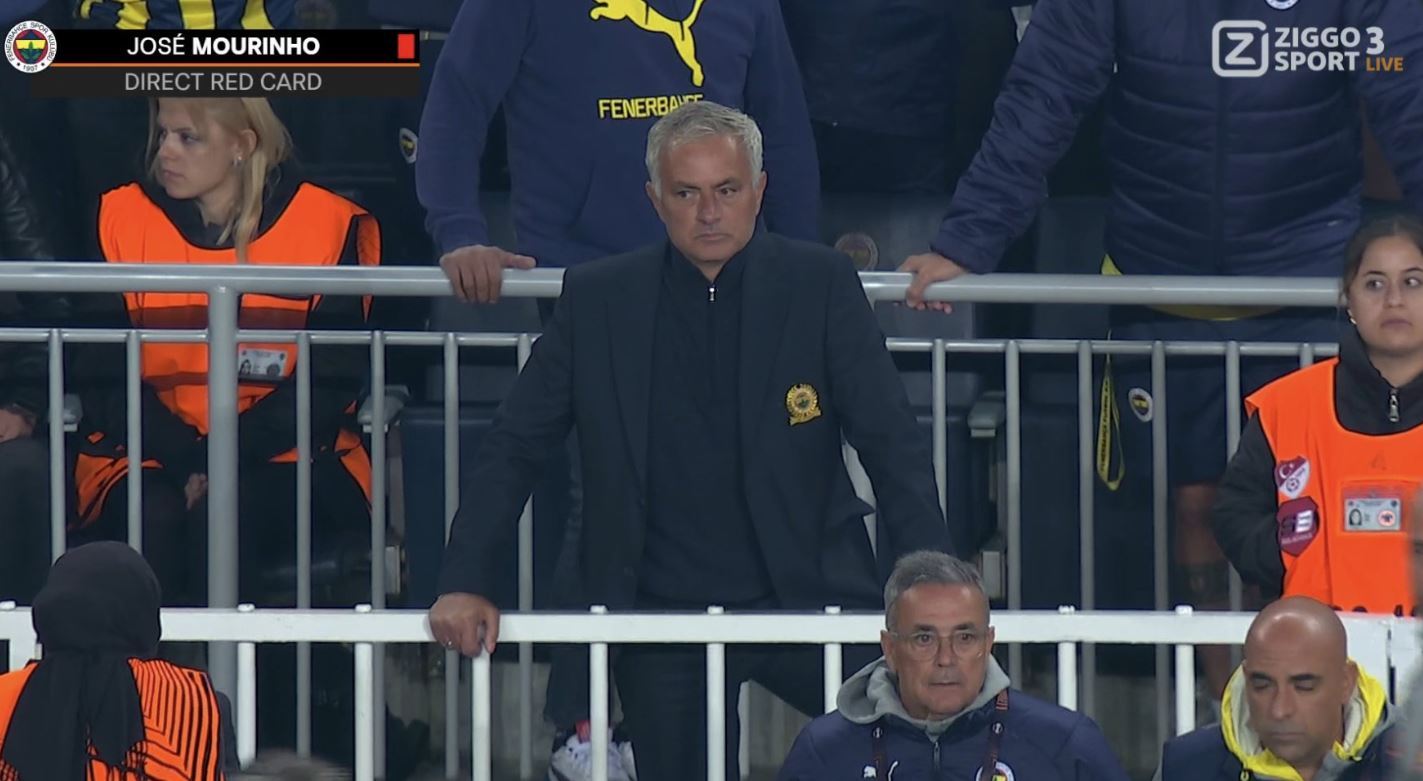 Szymański i spółka zatrzymali Manchester United. Mourinho wyleciał z czerwoną kartką [WIDEO]