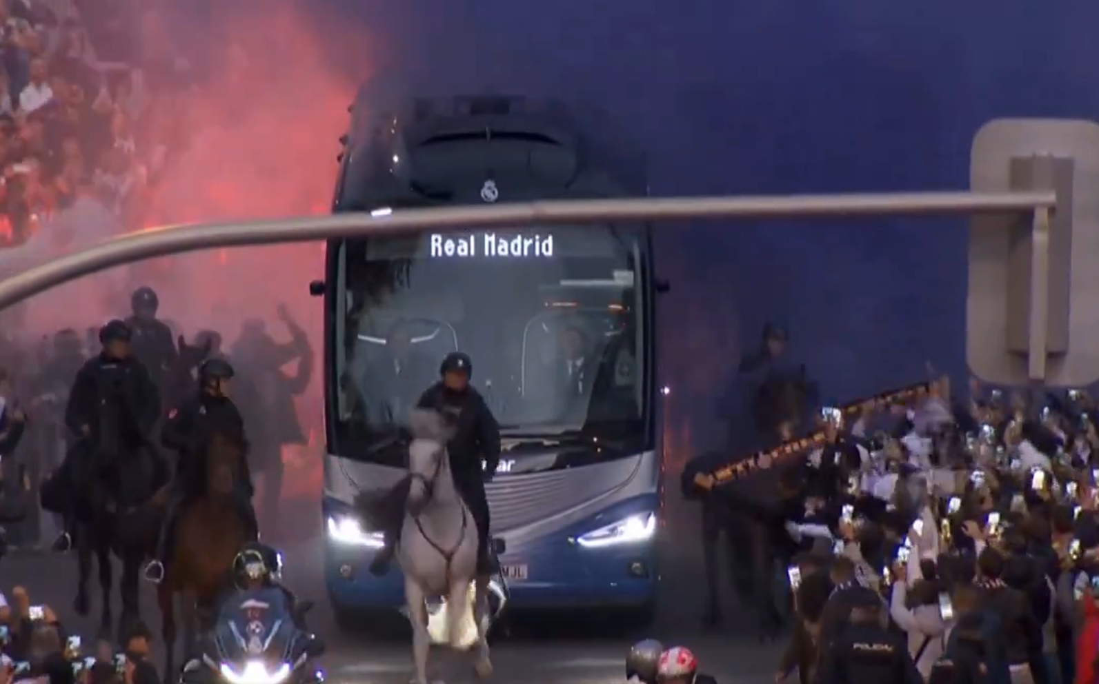 Co za atmosfera przed El Clasico! Tak przywitano Real Madryt [WIDEO]