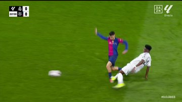 Brutalny faul w El Clasico! Sędzia nawet nie zareagował [ZDJĘCIE]