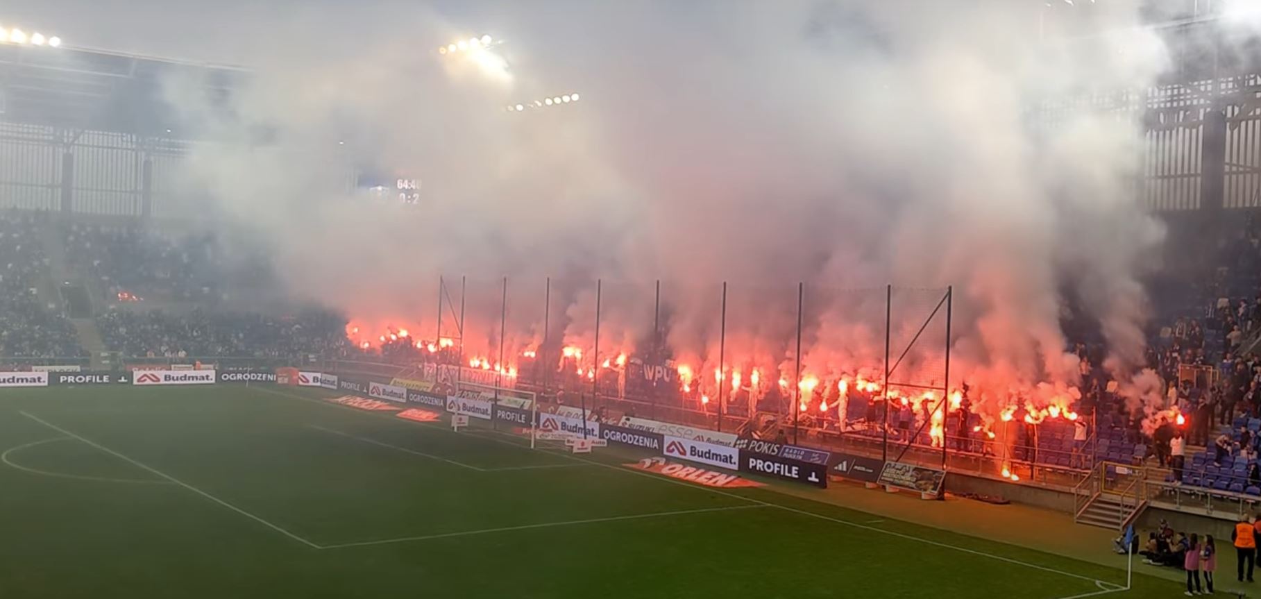 Media: Skandal na meczu Wisły. Kibice musieli ratować się ucieczką [WIDEO]