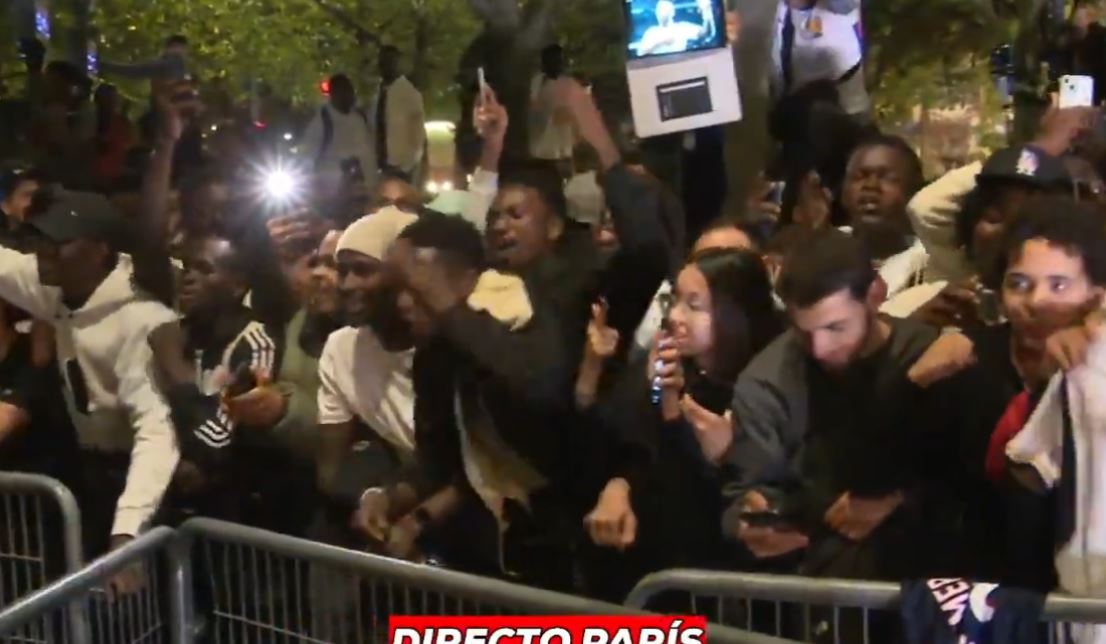 Sceny w Paryżu! Kibice domagają się Złotej Piłki dla Viniciusa [WIDEO]