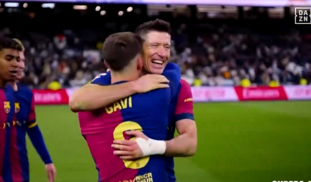 Hit. Uchwycono, co Lewandowski powiedział do Gaviego [WIDEO]